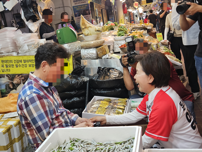 양향자 국민의힘 경기도지사 후보가 1일 경기도 군포시 산본시장에서 상인과 대화를 나누고 있다. ⓒ데일리안 민단비 기자