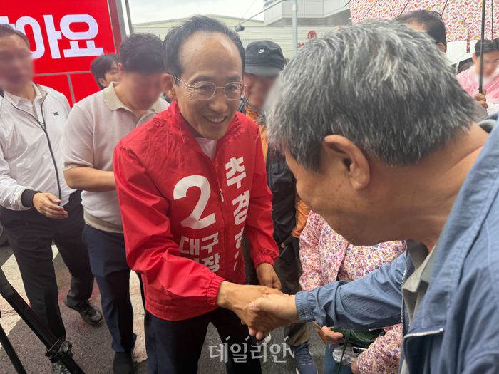 추경호 국민의힘 대구시장 후보가 2일 오후 대구 북구 팔달시장에서 상인들과 인사를 나누고 있다. ⓒ 데일리안 김수현 기자
