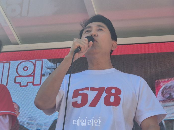 오세훈 국민의힘 서울시장 후보가 31일 서울 종로구 동묘벼룩시장 유세에서 선거 조끼를 벗고 