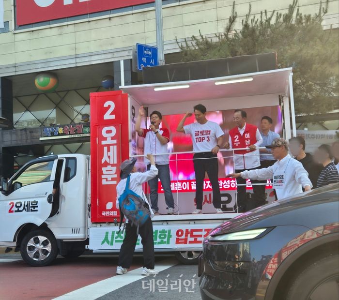 오세훈 국민의힘 서울시장 후보가 2일 관악구 서울대입구역에서 유세를 진행하고 있다. 한 시민이 오 후보에게 다가와 응원하는 모습 ⓒ데일리안 김주훈 기자