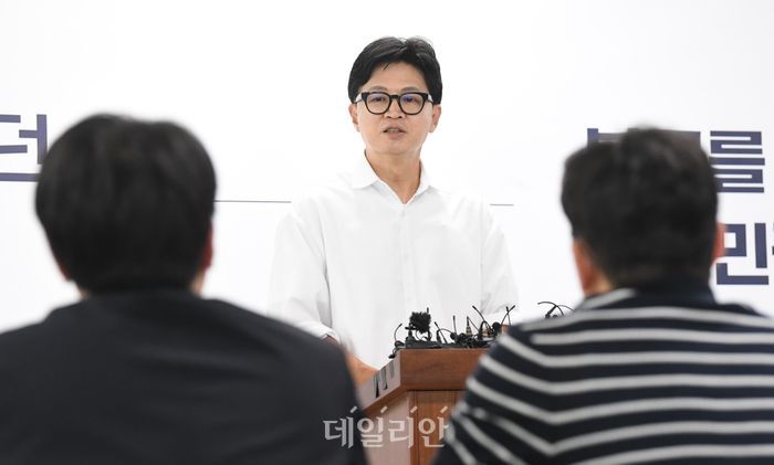 한동훈 무소속 부산 북구갑 당선인이 4일 오후 부산 북구 선거사무소에서 기자회견을 열고 소감을 전하고 있다. ⓒ데일리안 방규현 기자