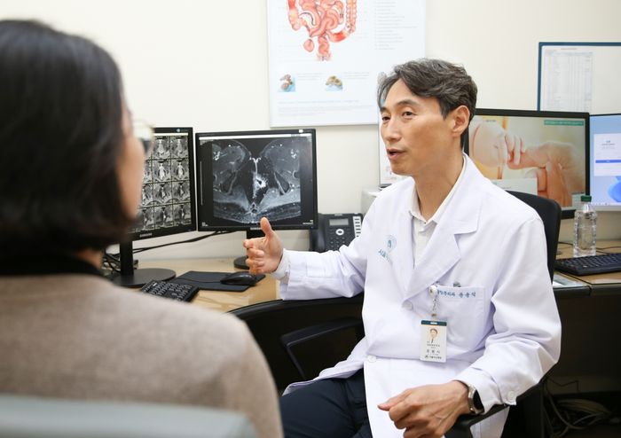 서울아산병원 대장항문외과 윤용식 교수가 크론병 치루 환자를 진료하고 있다. ⓒ서울아산병원