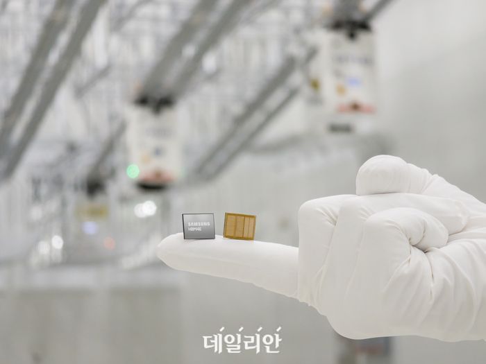 삼성전자가 세계 최초로 출하한 HBM4E 12단 제품.ⓒ뉴시스