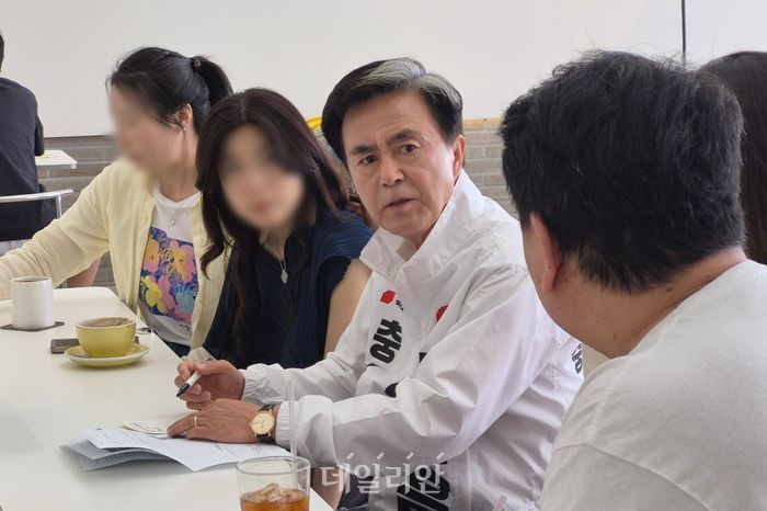 김태흠 국민의힘 충남도지사 후보가 31일 배방읍에 위치한 한 베이커리 카페에서 학부모들과 간담회를 진행 중이다. ⓒ데일리안 김주혜 기자