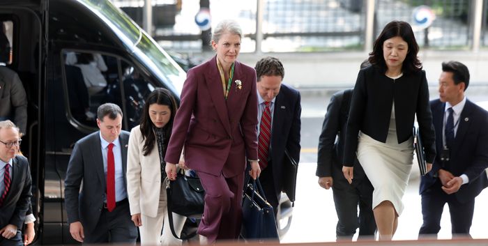앨리슨 후커 미국 국무부 정무차관이 2일 서울 종로구 외교부에서 열리는 한미 안보합의 이행 회의에 참석하기 위해 청사로 들어서고 있다.ⓒ뉴시스