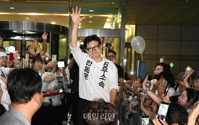 부산 북갑 국회의원 보궐선거에 출마한 한동훈 무소속 후보가 4일 부산 북구 선거사무소 앞에서 당선이 확실시되자 지지자들에게 인사하고 있다. ⓒ데일리안 방규현 기자