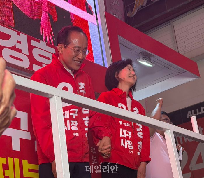 추경호 국민의힘 대구시장 후보가 부인 김희경 씨와 함께 2일 저녁 대구 중구 동성로 한일극장 CGV 앞에서 시민들에게 인사를 하고 있다. ⓒ 데일리안 김수현 기자