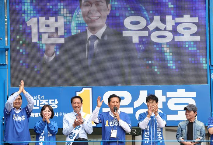 정청래 더불어민주당 총괄상임선거대책위원장이 2일 강원 영월군 영월읍 농협사거리에서 유권자들에게 우상호 강원도지사 후보·박선규 영월군수 후보 지지를 호소하고 있다.ⓒ연합뉴스