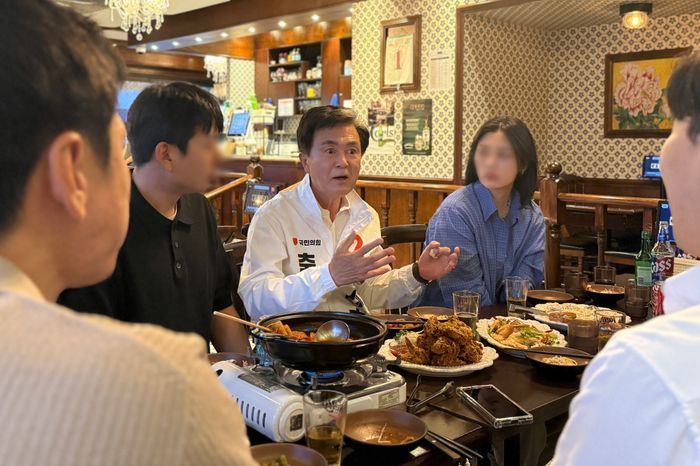 김태흠 국민의힘 충남도지사 후보가 31일 탕정역 앞 먹자골목의 한 식당에서 청년들과 치맥(치킨과 맥주)을 즐기고 있다. ⓒ더쎈충남캠프
