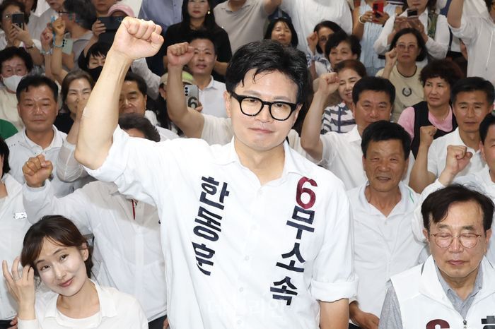 부산 북갑 국회의원 보궐선거에 출마한 한동훈 무소속 후보가 4일 부산 북구 선거사무소에서 당선이 확실시되자 기뻐하고 있다. ⓒ데일리안 방규현 기자