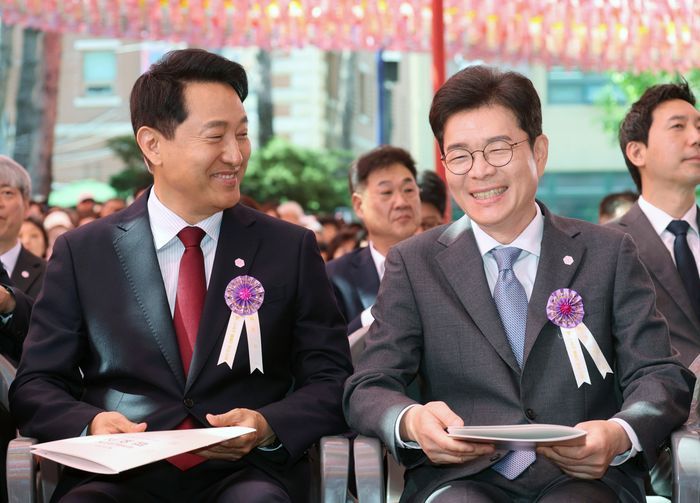 정원오(오른쪽) 더불어민주당 서울시장 후보와 오세훈 국민의힘 서울시장 후보가 5월 24일 서울 종로구 조계사에서 열린 불기 2570년 부처님오신날 봉축법요식에서 대화하고 있다.ⓒ 뉴시스