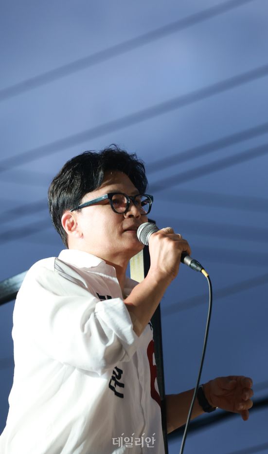 한동훈 무소속 부산 북구갑 후보가 2일 오후 부산 북구 구포동에서 열린 파이널유세에서 시민들에게 지지를 호소하고 있다. ⓒ데일리안 방규현 기자