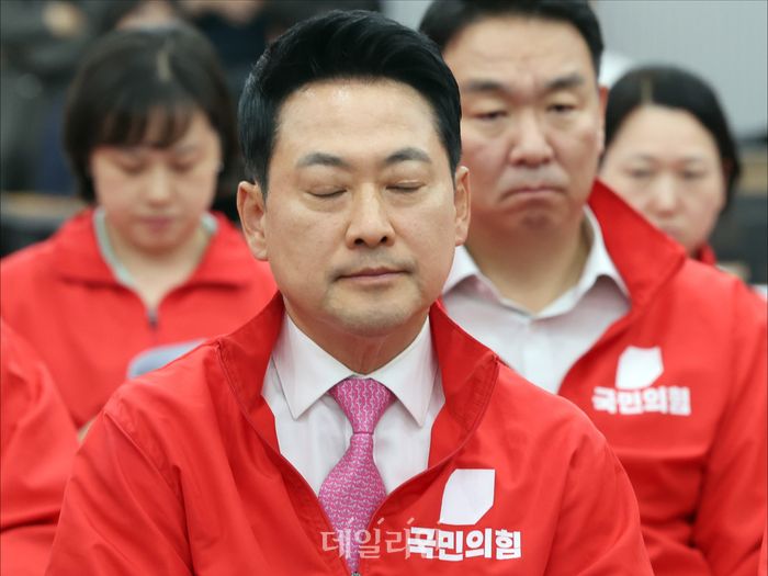 장동혁 국민의힘 대표를 비롯한 지도부 및 의원, 당직자들이 3일 오후 서울 여의도 중앙당사에 마련된 개표상황실에서 지방선거 및 국회의원 보궐선거 출구조사 방송을 지켜보고 있다. ⓒ데일리안 홍금표 기자