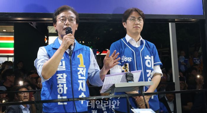 전재수 더불어민주당 부산시장 후보, 하정우 더불어민주당 부산 북구갑 후보가 2일 오후 부산 북구 뉴코아아울렛 덕천 앞에서 시민들에게 지지를 호소하고 있다. ⓒ데일리안 방규현 기자