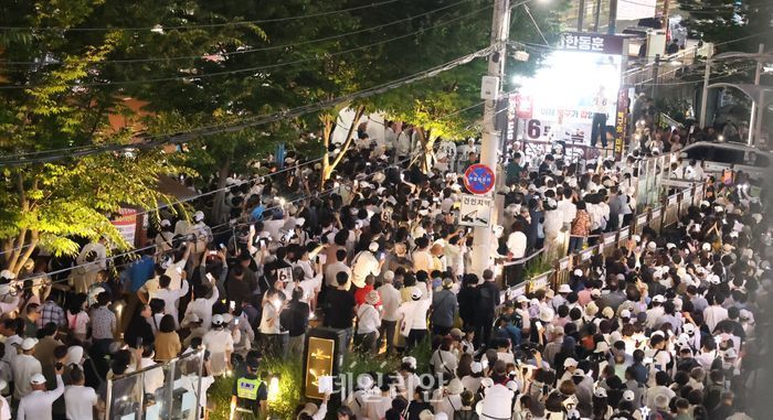 한동훈 무소속 부산 북구갑 국회의원 보궐선거 후보가 2일 오후 부산 북구 구포동에서 열린 파이널유세에서 시민들에게 지지를 호소하고 있다. ⓒ데일리안 방규현 기자
