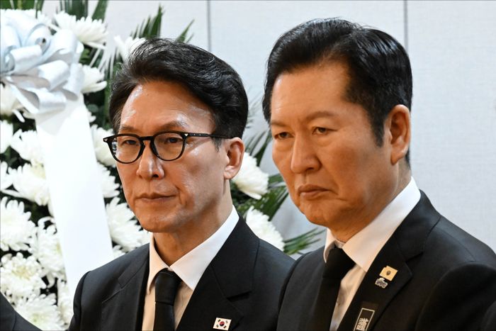 김민석 국무총리(왼쪽)와 정청래 더불어민주당 대표(오른쪽)가 1월 27일 서울 종로구 서울대학교병원 장례식장에 마련된 이해찬 민주평화통일자문회의 수석부의장의 빈소에서 조문객을 맞이하고 있다. ⓒ사진공동취재단