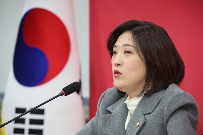 최보윤 국민의힘 중앙선대위 공보단장이 1월 29일 오전 서울 여의도 국회에서 한동훈 전 대표 제명 최고위원회의 의결에 대해 설명하고 있다. ⓒ 뉴시스