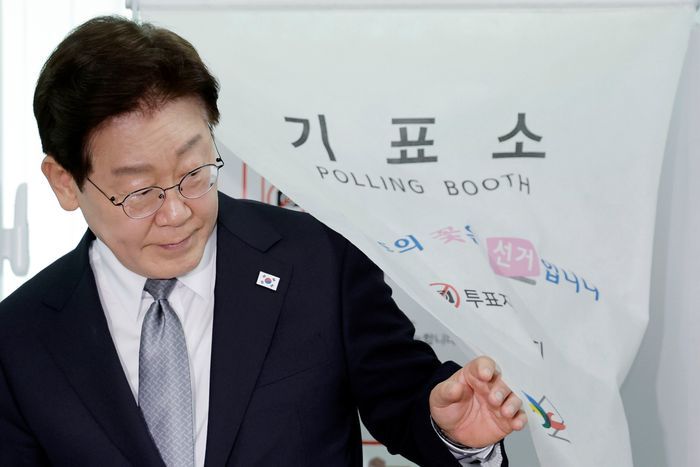 이재명 대통령이 5월 29일 서울 종로구 삼청동 주민센터에 마련된 투표소에서 제9회 전국동시지방선거 사전투표를 하고 있다. ⓒ뉴시스