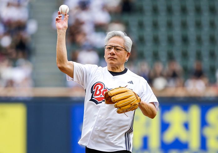 젠슨 황 엔비디아 최고경영자(CEO)가 7일 서울 잠실야구장에서 열린 2026 신한 SOL KBO리그 키움 히어로즈 대 두산 베어스의 경기에 앞서 시구를 하고 있다. ⓒ 뉴시스