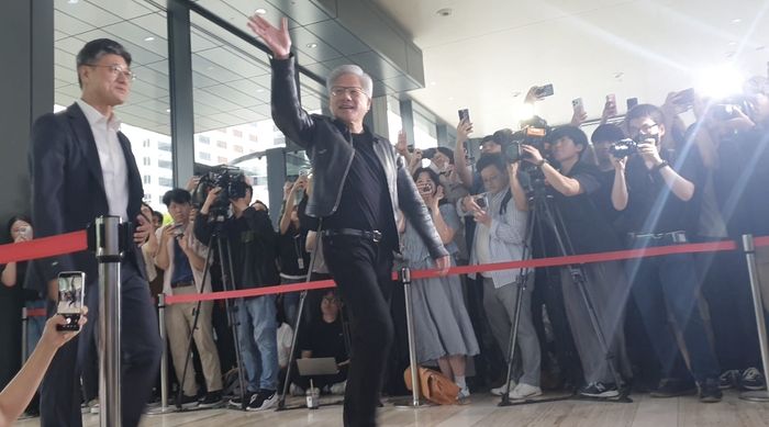 젠슨 황 엔비디아 최고경영자(CEO)가 8일 오전 SK 서린사옥 로비에 들어서며 대기 중인 기자들에게 손을 흔들며 인사하고 있다. ⓒ데일리안 조인영 기자