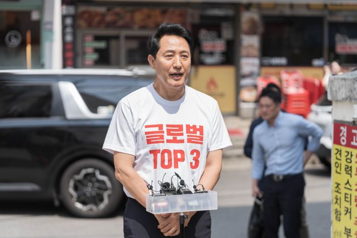 오세훈 국민의힘 서울시장 후보가 2일 양천구 신월동 유세에 앞서 백브리핑을 진행하고 있다. ⓒ오세훈 후보 캠프