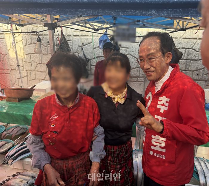 추경호 국민의힘 대구시장 후보가 1일 오후 달서구 이곡동 월요시장에서 상인들과 사진을 촬영하고 있다. ⓒ 데일리안 김수현 기자