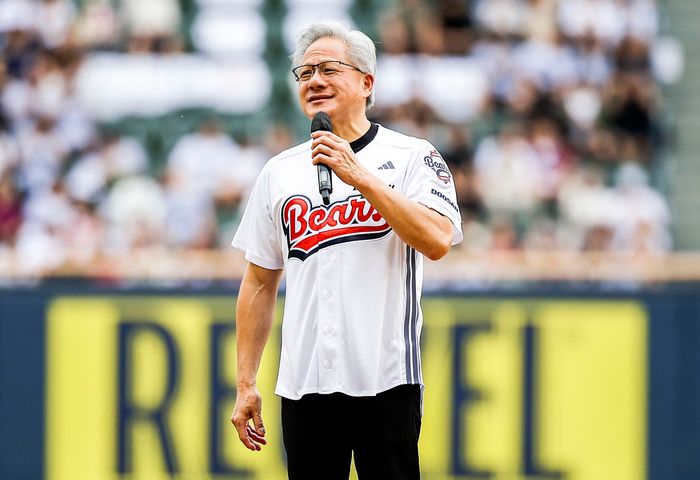 젠슨 황 엔비디아 최고경영자(CEO)가 7일 서울 잠실야구장에서 열린 2026 신한 SOL KBO리그 키움 히어로즈 대 두산 베어스의 경기에 앞서 인사말을 하고 있다. ⓒ 뉴시스