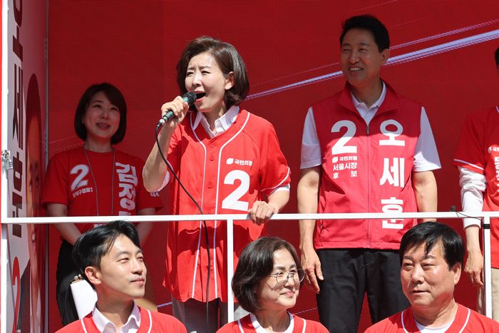 나경원 국민의힘 의원이 공식선거운동기간 이틀째인 지난달 22일 서울 동작구 남성사계시장에서 오세훈 서울특별시장 후보의 유세차에 올라, 사력을 다해 지원 연설을 펼치고 있다. ⓒ연합뉴스
