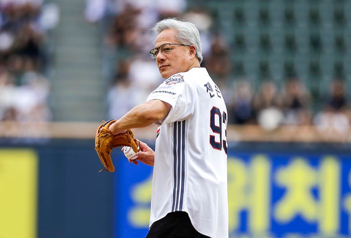 젠슨 황 엔비디아 최고경영자(CEO)가 7일 서울 잠실야구장에서 열린 2026 신한 SOL KBO리그 키움 히어로즈 대 두산 베어스의 경기에 앞서 시구를 하고 있다. ⓒ 뉴시스