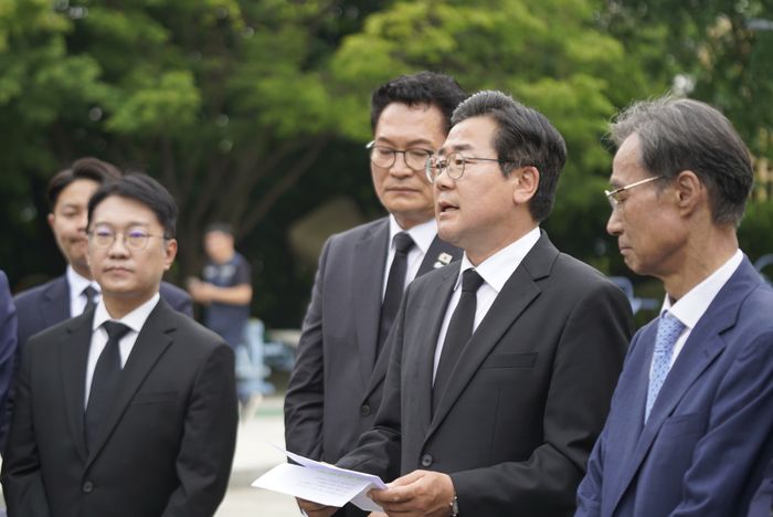 더불어민주당 박찬대(오른쪽 2번째) 인천시장 당선인이 4일 미추홀구 수봉공원 내 자유수호의탑을 참배하고 있다. ⓒ 박찬대 캠프 제공