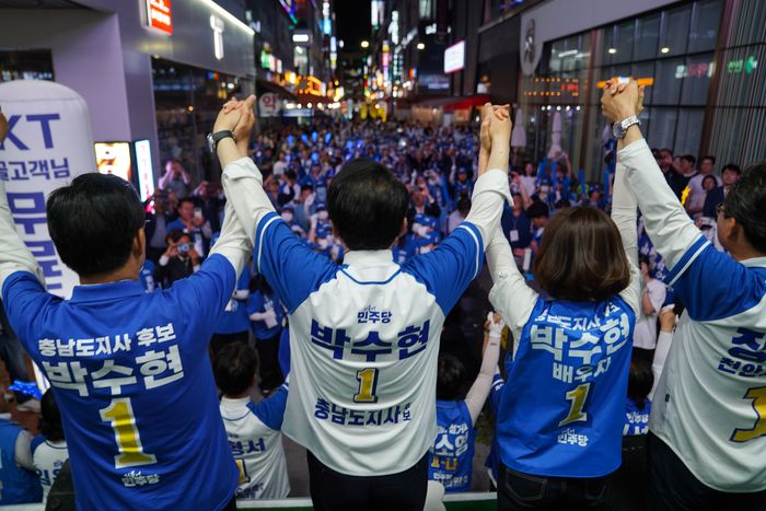 박수현 더불어민주당 충남도지사 후보가 2일 충남 천안 불당동에서 진행한 마지막 유세에서 배우자 등과 함께 지지를 호소하고 있다. ⓒ박수현 캠프