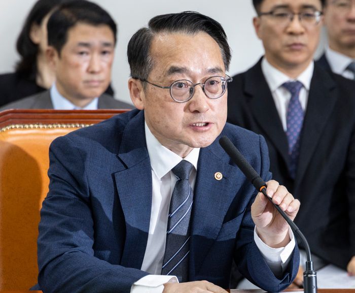 허철훈 중앙선거관리위원회 사무총장이 5월 18일 국회에서 열린 행정안전위원회 전체 회의에 출석해 의원 질의에 답하고 있다. ⓒ연합뉴스