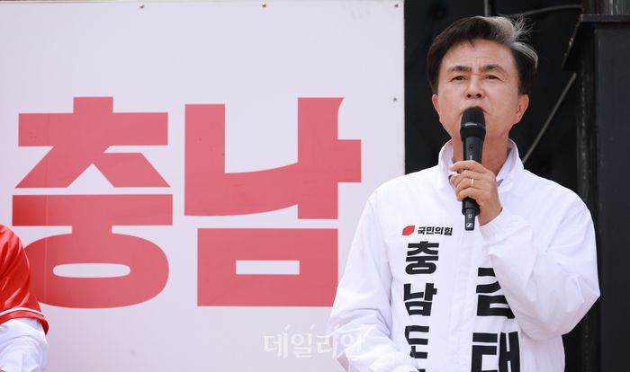 김태흠 국민의힘 충남도지사 후보가 26일 충청남도 홍성군 홍성읍 홍성천길에서 진행된 합동 유세에서 시민들에게 지지를 호소하고 있다. ⓒ데일리안 방규현 기자