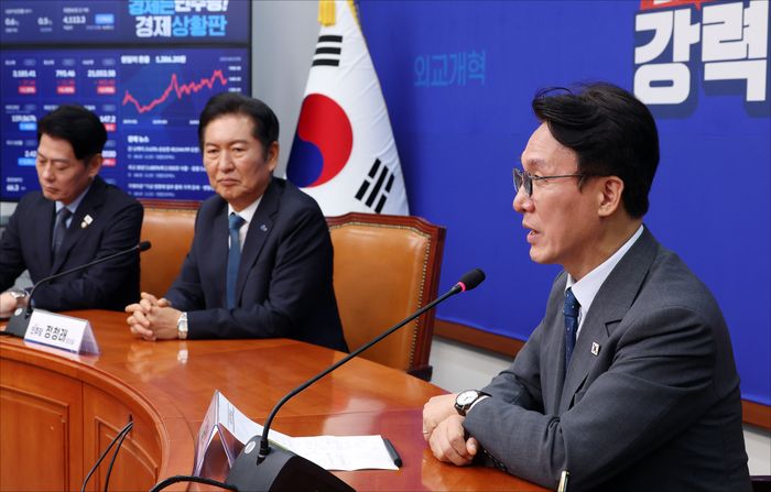 김민석 국무총리가 2025년 8월 5일 오전 서울 여의도 국회에서 정청래 더불어민주당 신임 대표를 예방해 인사말을 하고 있다. ⓒ데일리안 홍금표 기자