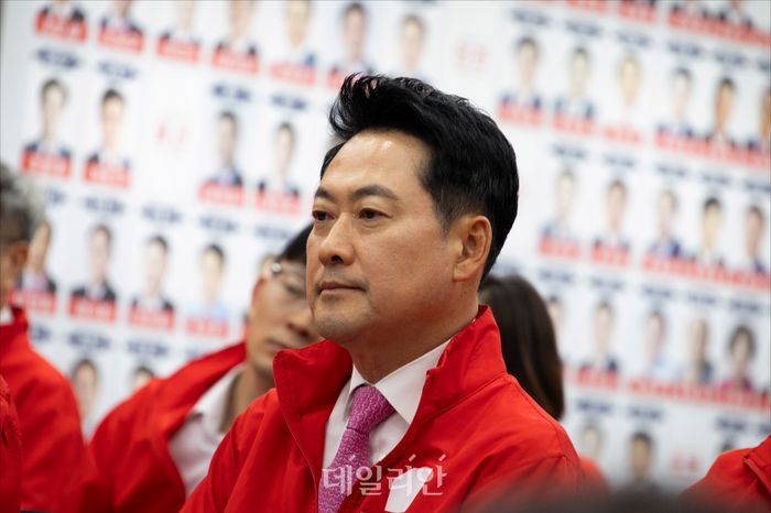 장동혁 국민의힘 상임선거대책위원장이 3일 여의도 당사에 마련된 국민의힘 개표 상황실에서 제9회 전국동시지방선거 및 6.3 국회의원 재보궐선거 방송사 출구조사 결과를 보고 있다. ⓒ데일리안 홍금표 기자