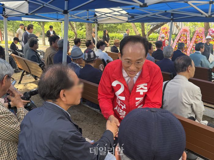 추경호 국민의힘 대구시장 후보가 1일 오전 동구 망우당공원에서 열린 제16회 의병의 날 기념행사에서 시민들과 악수를 하고 있다. ⓒ 데일리안 김수현 기자