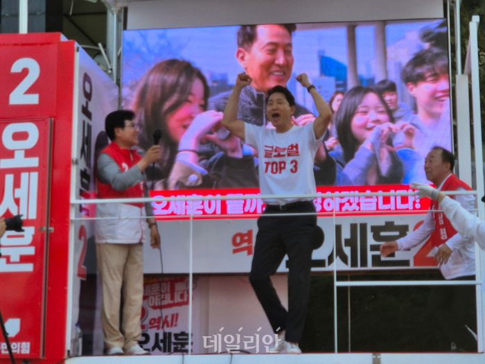오세훈 국민의힘 서울시장 후보가 2일 관악구 서울대입구역에서 유세를 진행하고 있다. ⓒ데일리안 김주훈 기자