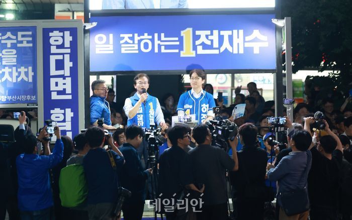 더불어민주당 전재수 부산시장 후보, 하정우 부산 북구갑 국회의원 보궐선거 후보가 2일 오후 부산 북구 뉴코아아울렛 덕천 앞에서 시민들에게 지지를 호소하고 있다. ⓒ데일리안 방규현 기자