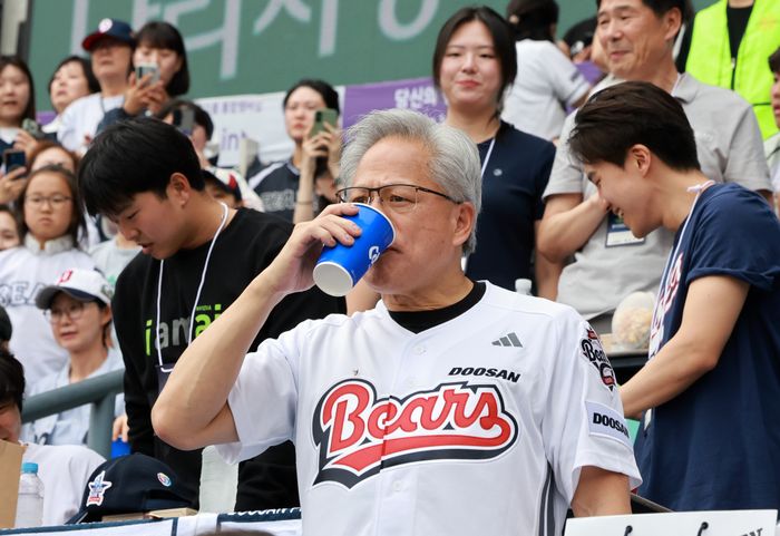 젠슨 황 엔비디아 최고경영자(CEO)가 7일 서울 잠실야구장에서 열린 2026 신한 SOL KBO리그 키움 히어로즈 대 두산 베어스의 경기를 지켜보고 있다. ⓒ 뉴시스