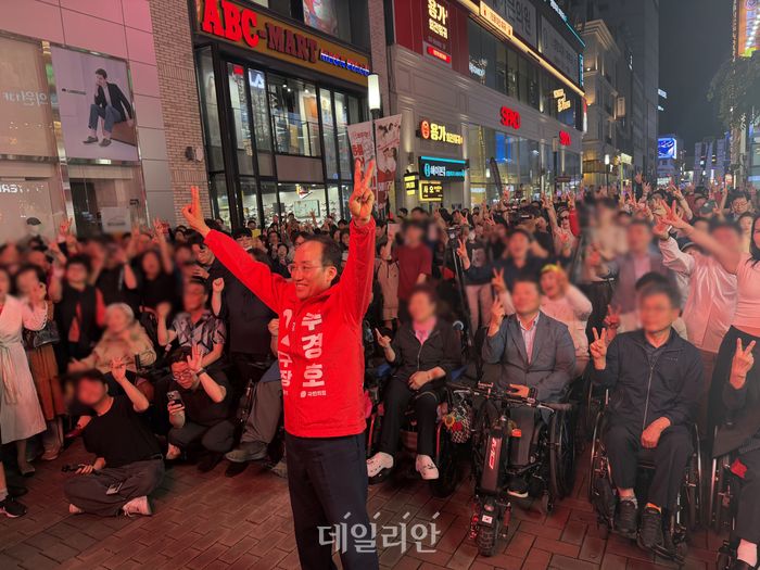 추경호 국민의힘 대구시장 후보가 2일 저녁 대구 중구 동성로 한일극장 CGV 앞에서 시민들과 사진 촬영을 하고 있다. ⓒ 데일리안 김수현 기자