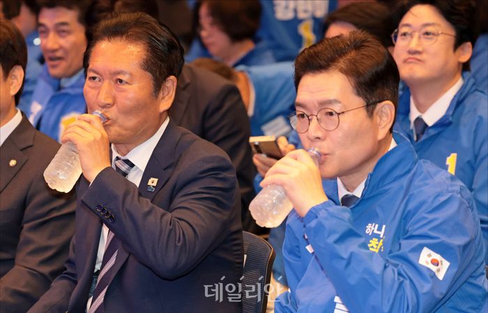 더불어민주당 상임총괄선대위원장인 정청래 대표가 5월 11일 서울 영등포구 여의도 중소기업중앙회 KBIZ홀에서 열린 서울 공천자대회에 참석해 민주당 정원오 서울시장 후보와 물을 마시고 있다. ⓒ데일리안 홍금표 기자