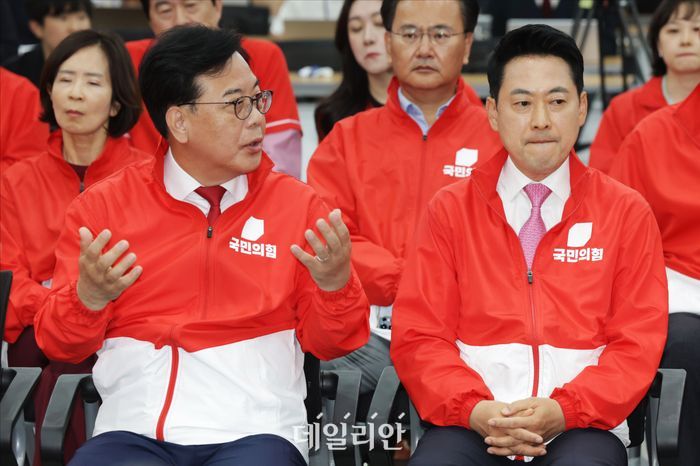 장동혁 국민의힘 상임선거대책위원장과 송언석 공동선대위원장이 3일 여의도 국민의힘 당사에 마련된 개표상황실에서 이야기를 나누고 있다. ⓒ데일리안 홍금표 기자