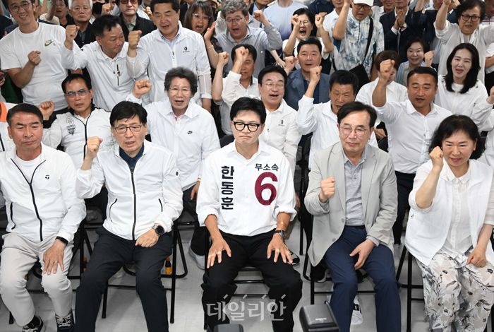 한동훈 무소속 부산 북갑 후보가 3일 부산 북구 선거사무소에서 출구조사 결과를 지켜보고 있다.ⓒ데일리안 방규현 기자