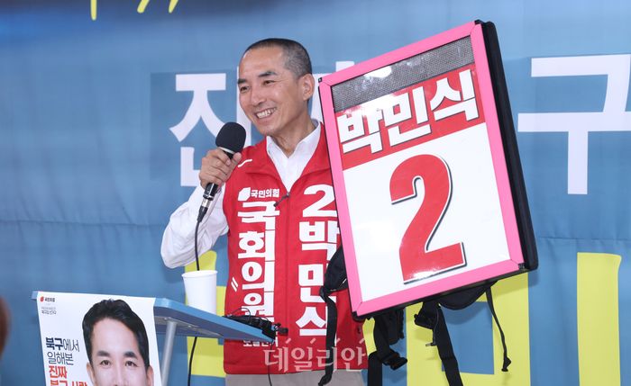 박민식 국민의힘 부산 북구갑 후보가 1일 오후 부산 북구 선거캠프에서 열린 기자회견에서 발언하고 있다. ⓒ데일리안 방규현 기자