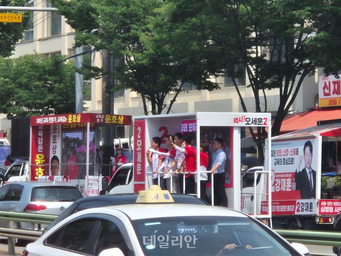 오세훈 국민의힘 서울시장 후보가 2일 양천구 신곡시장 유세를 마친 후 유세차를 타고 지역 순회에 나서고 있다. ⓒ데일리안 김주훈 기자