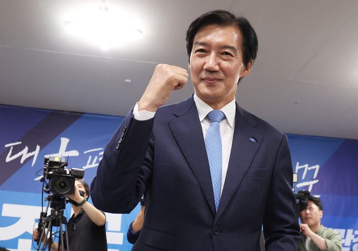 경기 평택을 국회의원 재선거에 출마한 조국혁신당 조국 후보가 3일 경기도 평택시 선거사무소에서 지지자들에게 인사하고 있다. ⓒ뉴시스