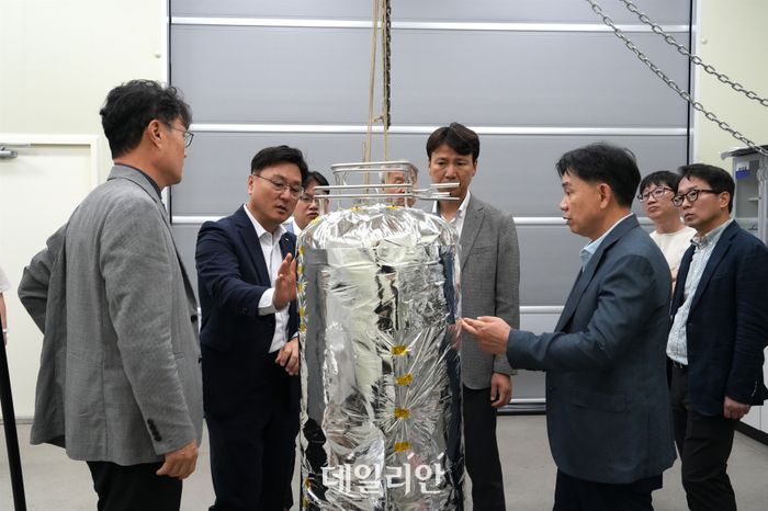 사공명 한국철도기술연구원장(왼쪽 두 번째)과 김길동 수석연구원(왼쪽 세 번째)이 온보드 액화수소 저장·공급 시스템 핵심기술을 설명하고 있다.ⓒ한국철도기술연구원