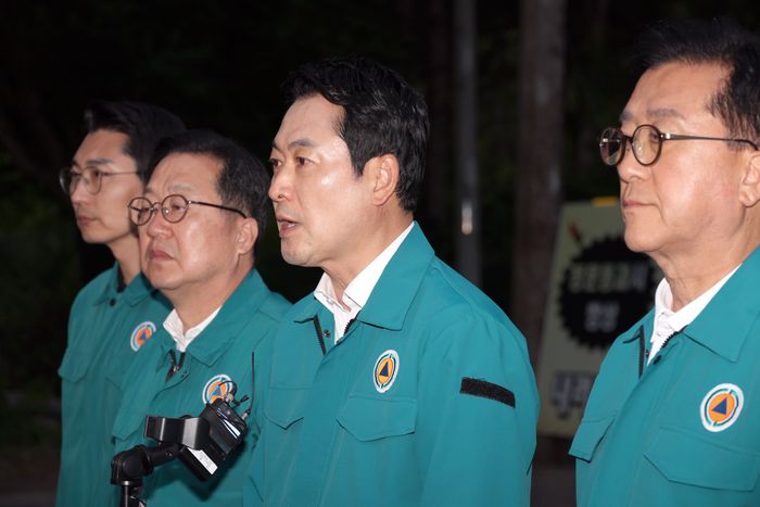 장동혁 국민의힘 대표가 1일 오후 대전 유성구 한화에어로스페이스 대전사업장 폭발 사고 현장을 살펴본 뒤 브리핑을 하고 있다. ⓒ뉴시스