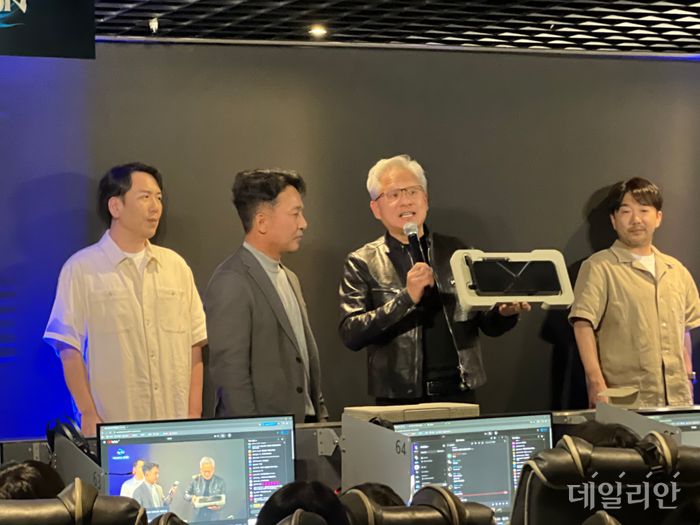 젠슨 황 엔비디아 최고경영자(CEO)가 7일 오후 서울 신논현 포털 PC방에서 엔씨가 진행한