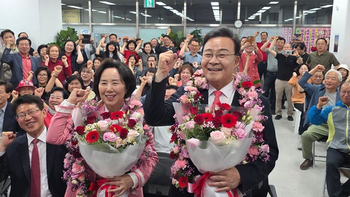 김성제 의왕시장이 당선이 확정된 기념촬영을 하고 있다.ⓒ김성제 당선인 캠프 제공